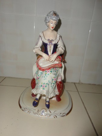 Escultura em Porcelana Portuguesa da Marca Epoca-Senhora Sentada 